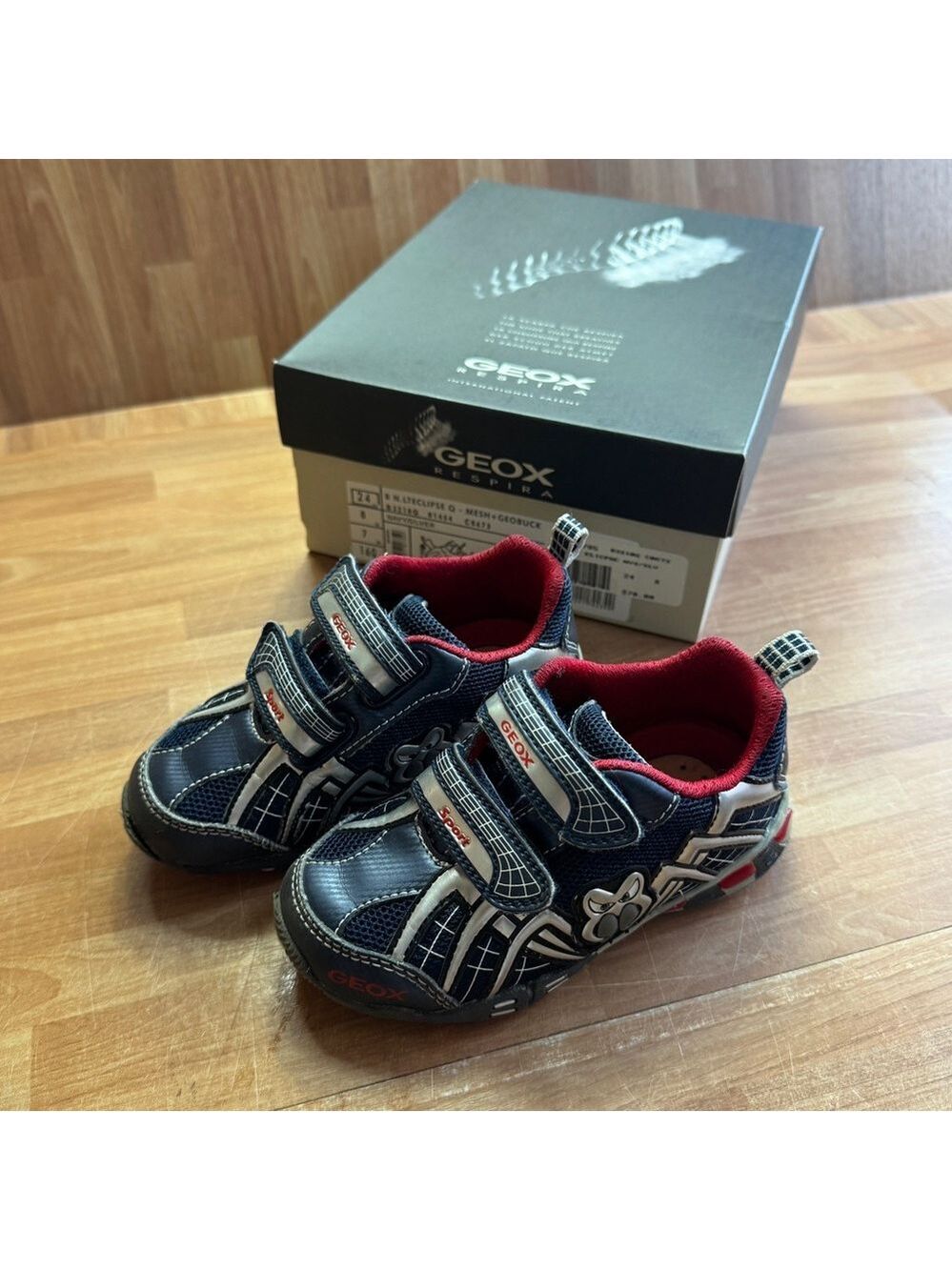 Geox Boys Light Eclipse fashion sneakers in navy and silver. Size 8